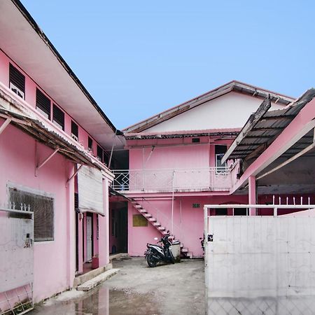 Spot On 91858 Raja Homestay Syariah Pekanbaru Buitenkant foto