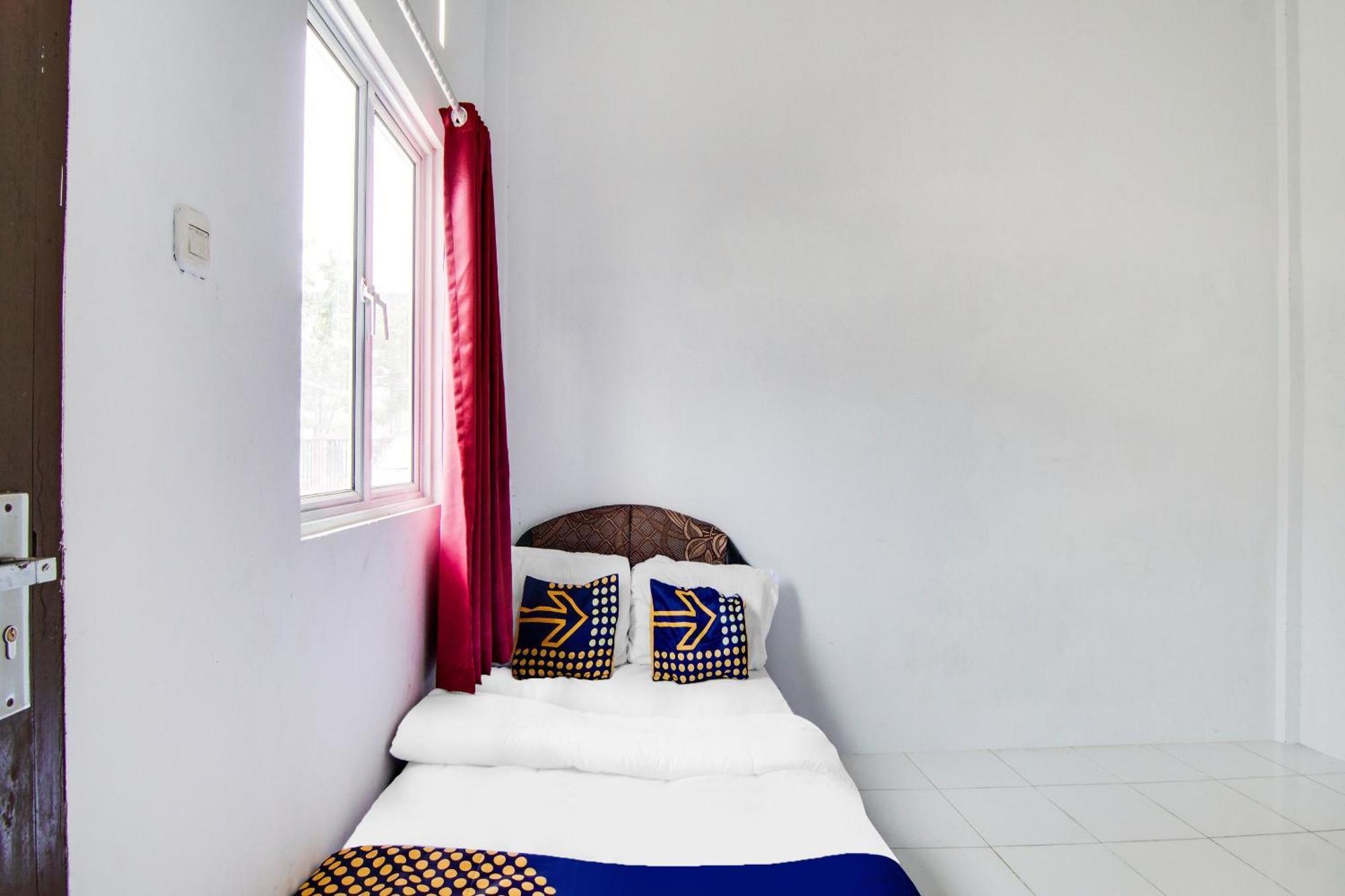 Spot On 91858 Raja Homestay Syariah Pekanbaru Buitenkant foto