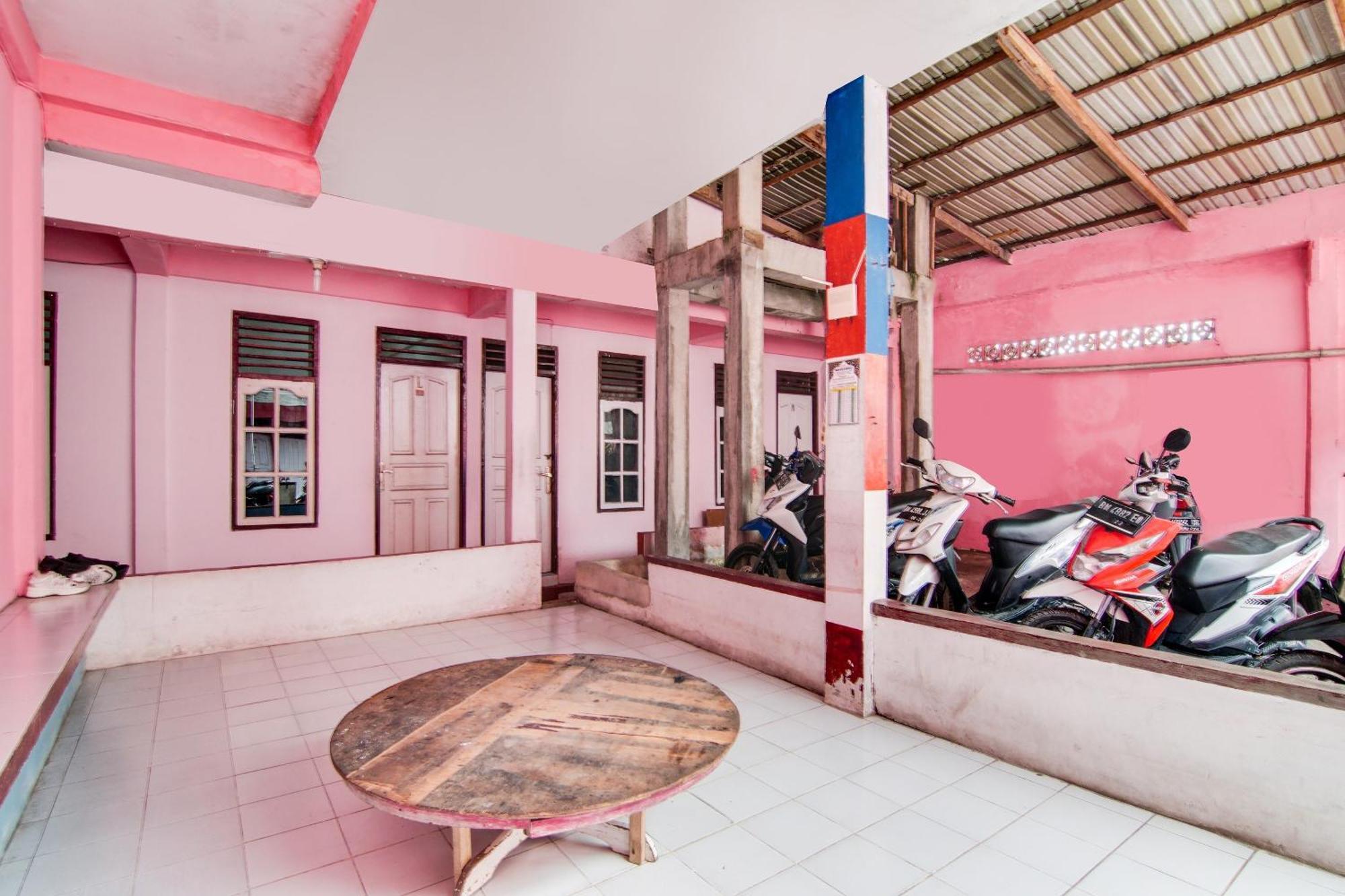 Spot On 91858 Raja Homestay Syariah Pekanbaru Buitenkant foto