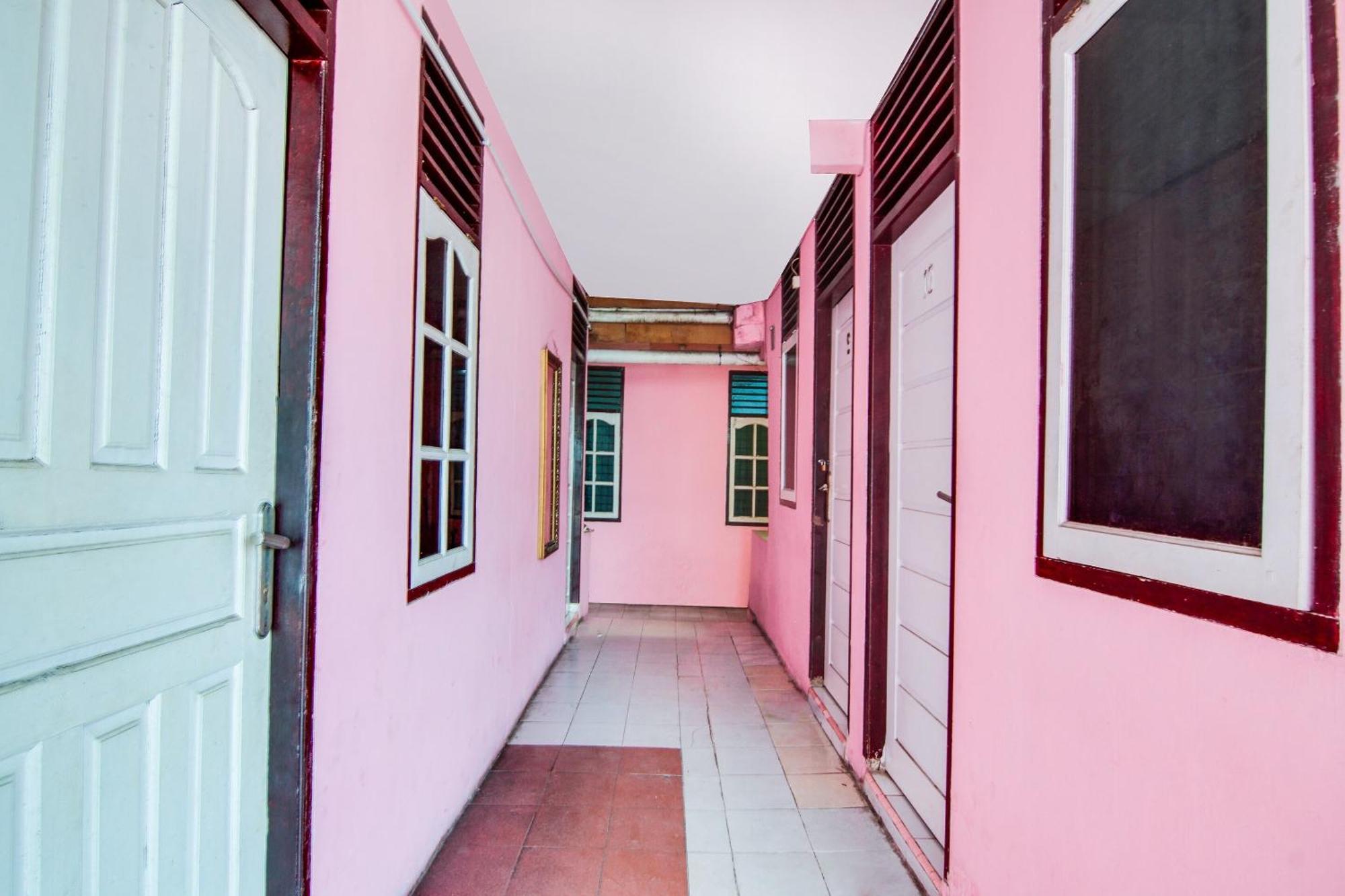 Spot On 91858 Raja Homestay Syariah Pekanbaru Buitenkant foto